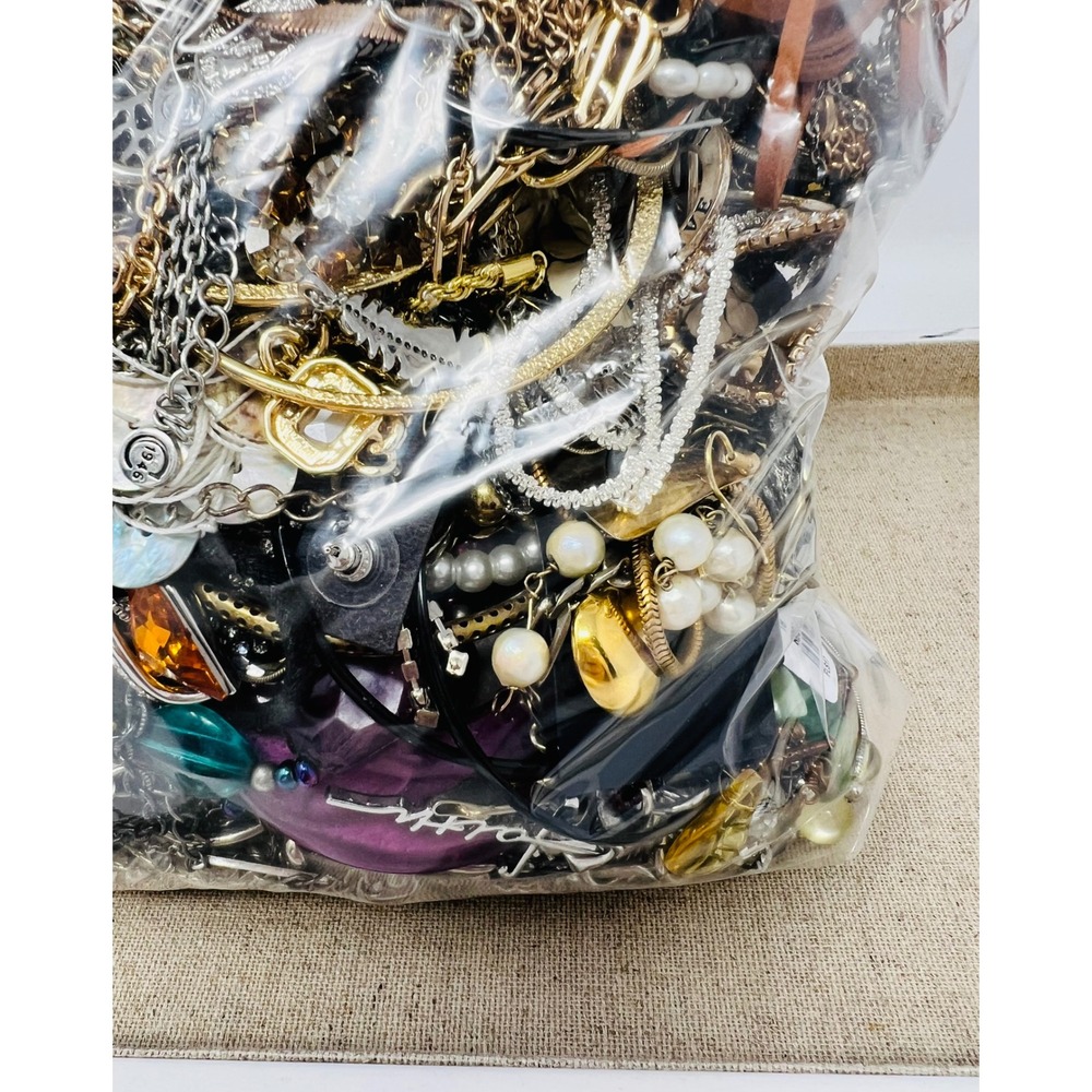 Vintage & Modern Gold & Silver Tone Mixed Metal Scrap/Wearable Jewelry Lot 9LBs - Picture 5 of 14